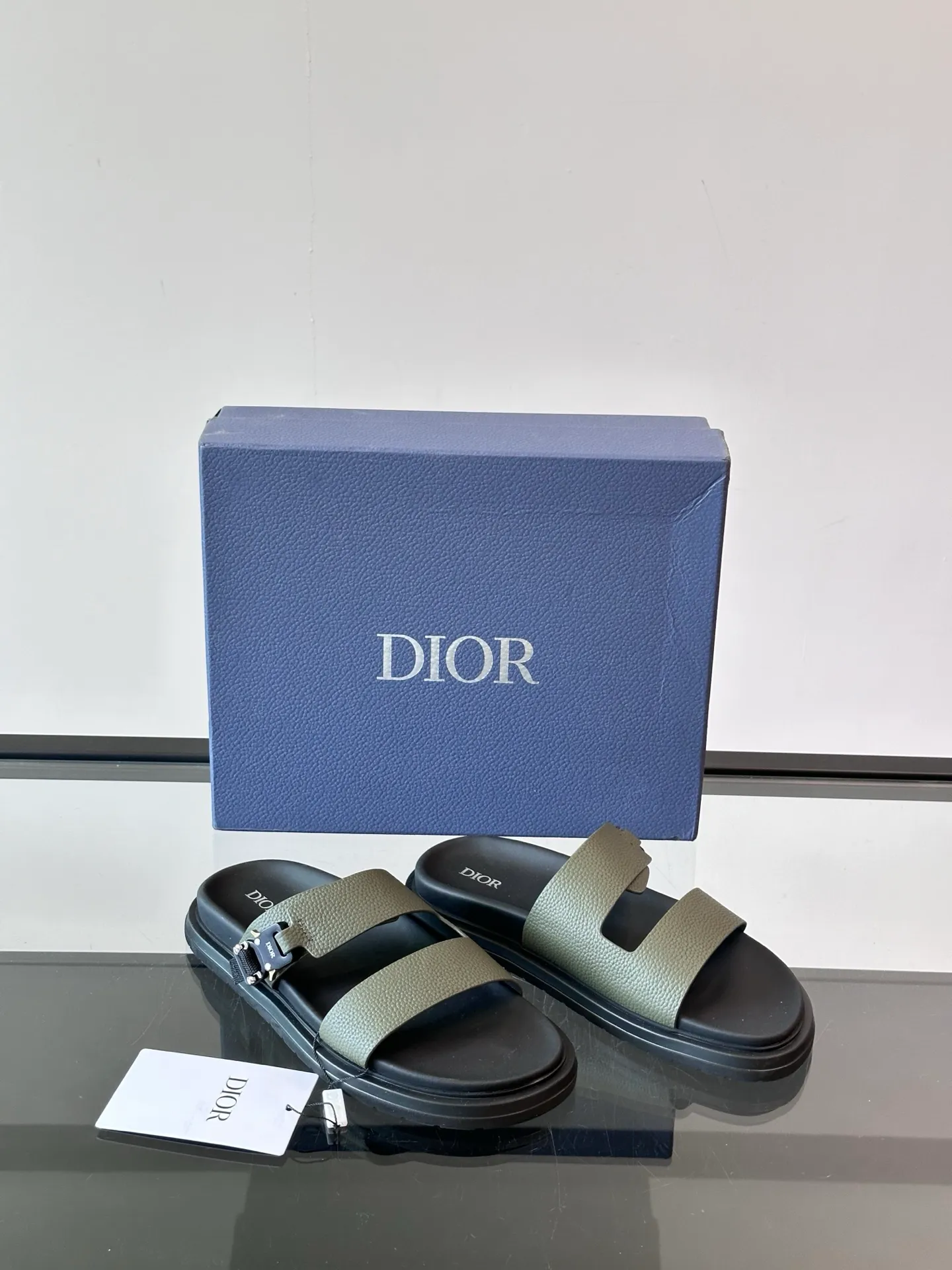 Factory price: 300💰Dior Aqua men's sandals and slippers. Showcasing Dior haute couture design. The Dior gray suede strap is accented with an aluminum Dior buckle for added style. Paired with a comfortable tonal notch sole, they pair easily with shorts or jeans for a sophisticated look. Main body: suede cow leather, technical fabric lining: cow leather, with adjustable straps, aluminum Dior buckle, Dior gray EVA insole, tonal notch rubber outsole splicing structure👌👌 size: 38-44 (45.46 customized)